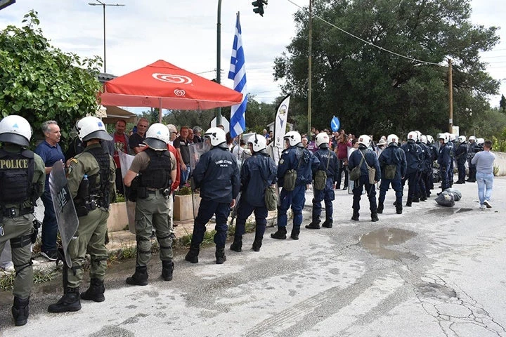 Κέρκυρα: Συμπλοκές κατοίκων και ΜΑΤ έξω από τον ΧΥΤΑ Λευκίμμης – Ένας τραυματίας (εικόνες)